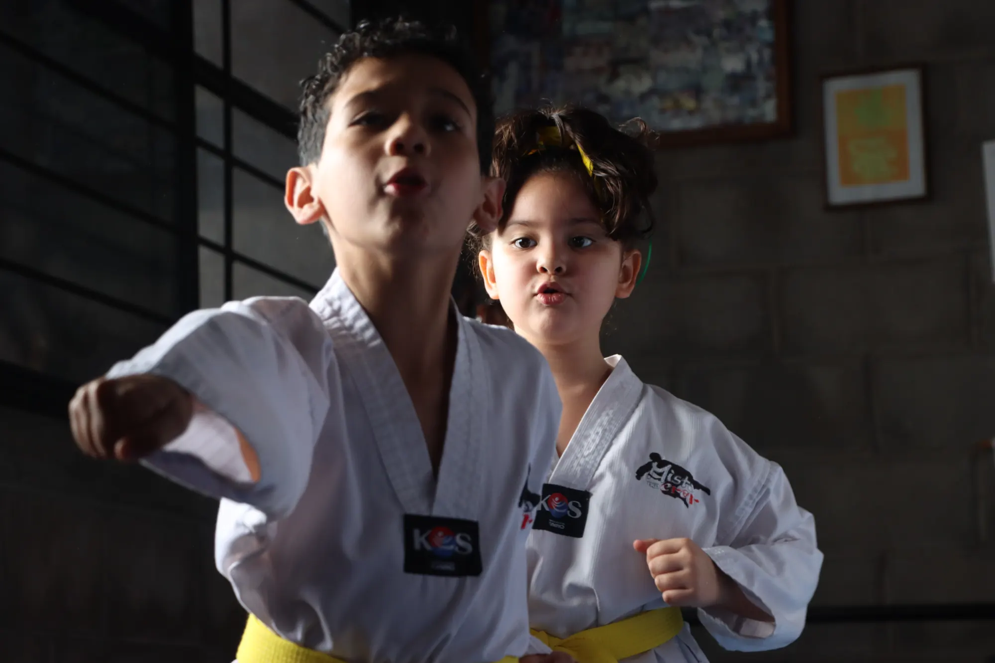 Niños de Misto Erer Taekwondo en guardia con cinturón amarillo