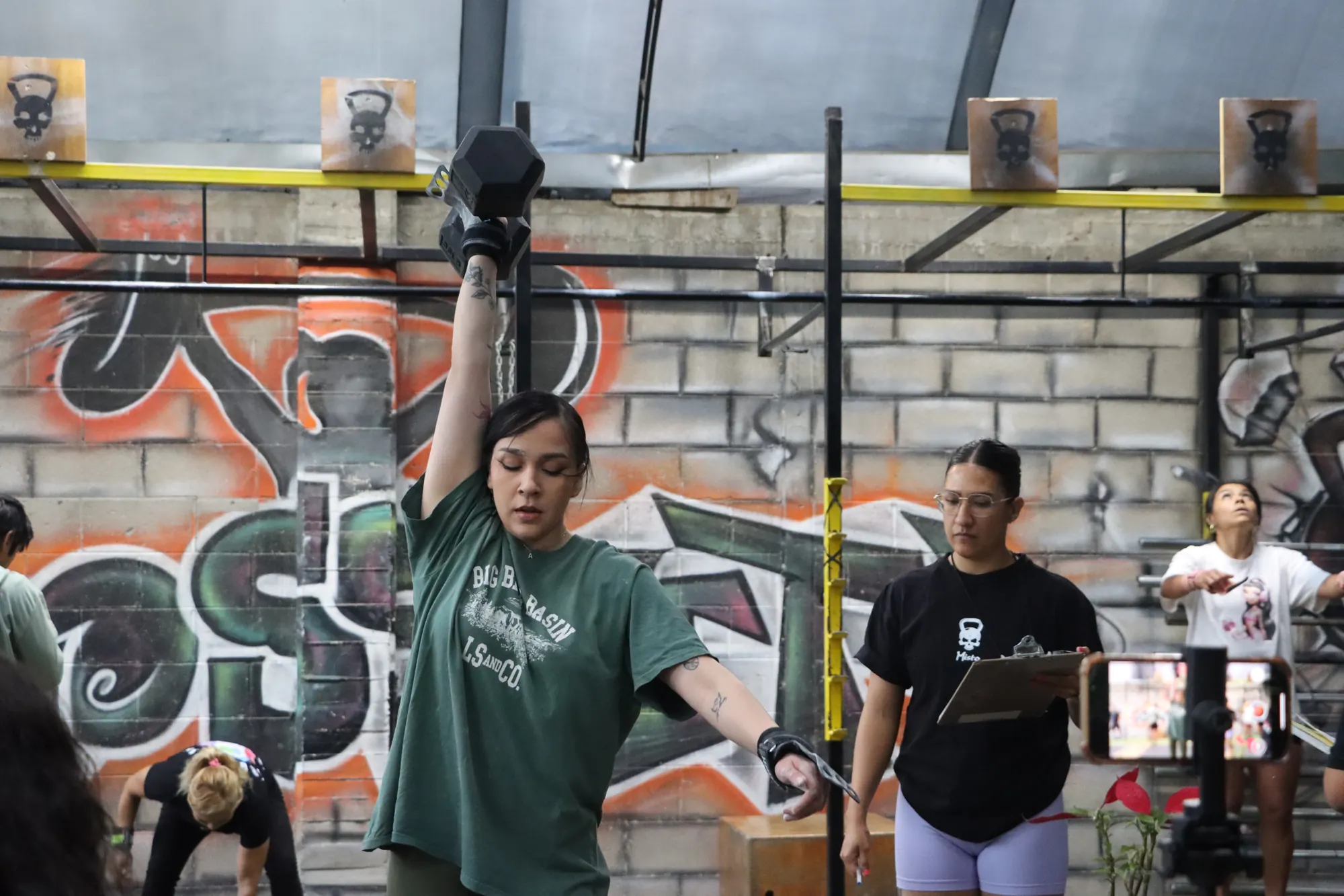 Atleta en front squat con la barra en el box de Misto